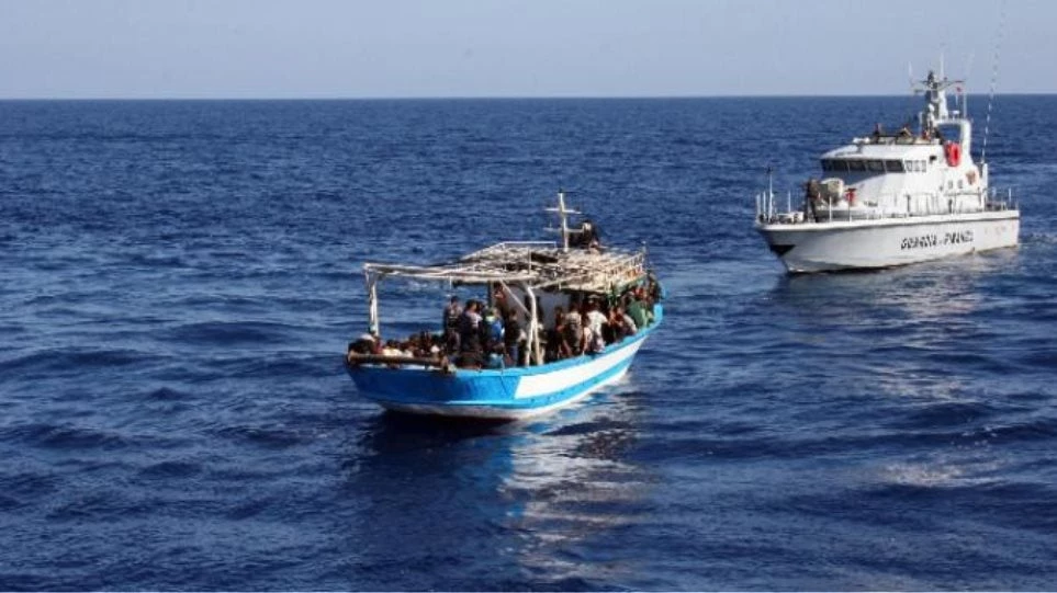 Σε μονάδα της ιταλικής ακτοφυλακής οι 450 μετανάστες που ήταν σε πλοιάριο νότια της Σικελίας